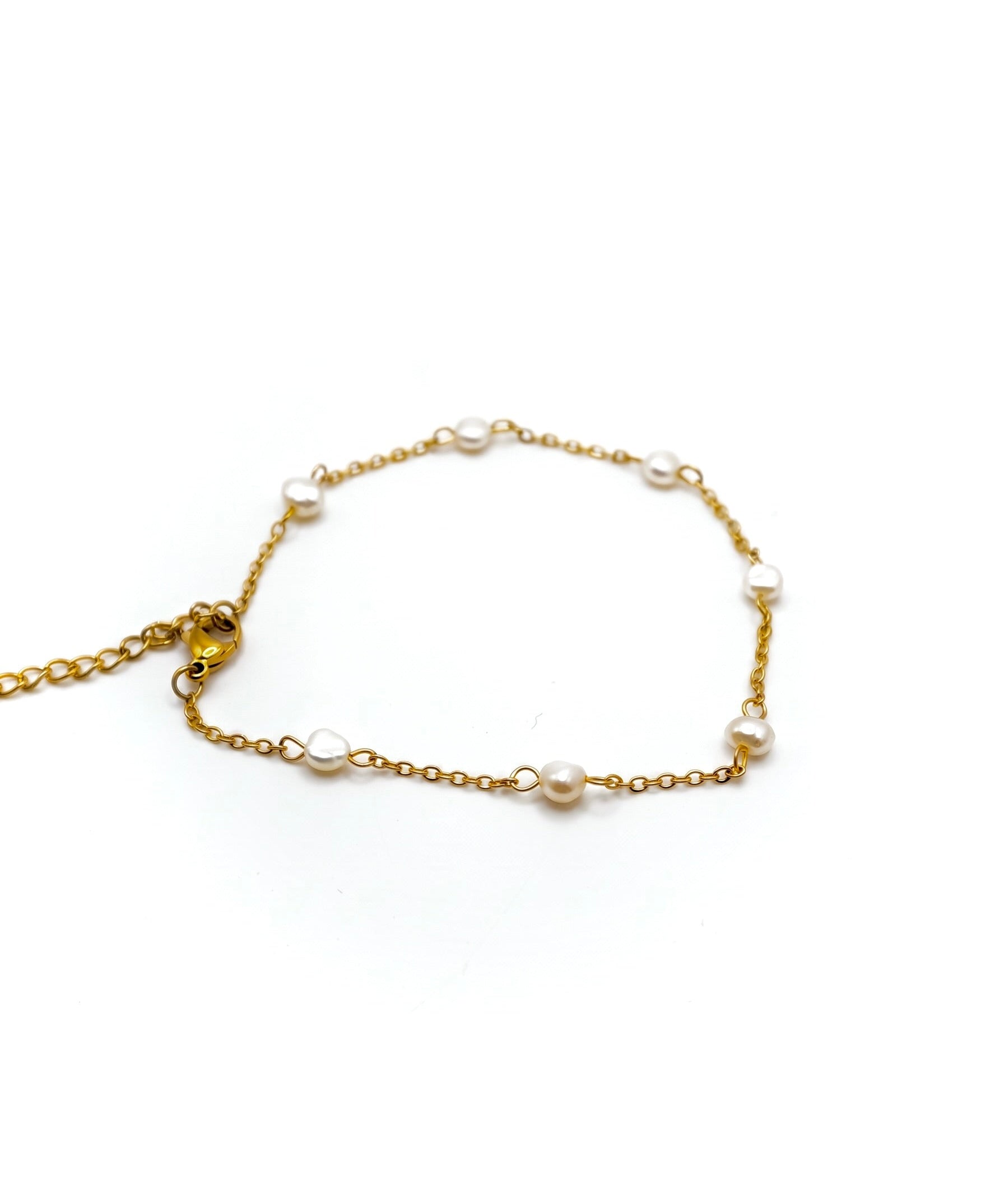 kiro freshwater pearl anklet featuring 7 pearls on an 18k gold chain.
